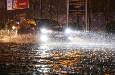 Diễn biến đợt mưa lớn tại Bắc Bộ, Hà Nội nguy cơ tiếp diễn tình trạng ngập sâu nếu mưa kéo dài - Ảnh 1.