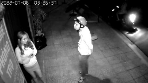 TP.HCM: Cô gái 18 tuổi bị cướp hành hung, chích điện rồi giật điện thoại ở trước cửa phòng trọ  - Ảnh 1.