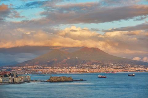 Du khách rơi xuống miệng núi lửa khi chụp ảnh tự sướng - Ảnh 1. Du khách rơi xuống miệng núi lửa khi chụp ảnh tự sướng - Ảnh 1.