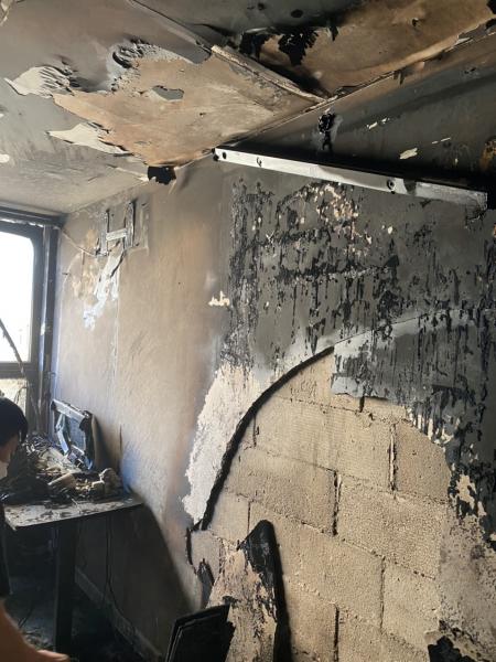 Nỗ lực dập lửa giải cứu 4 người khỏi đám cháy tại chung cư ở Hà Nội - Ảnh 1.