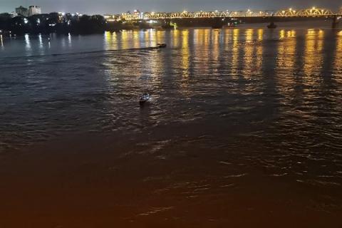 Xuyên đêm tìm kiếm đôi nam nữ nhảy cầu Long Biên - Ảnh 2. Xuyên đêm tìm kiếm đôi nam nữ nhảy cầu Long Biên - Ảnh 2.