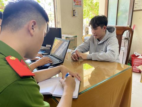 Bắt 'nữ quái' cùng thanh niên giả nhân viên ngân hàng lừa đảo hơn 10.000 người - Ảnh 2.