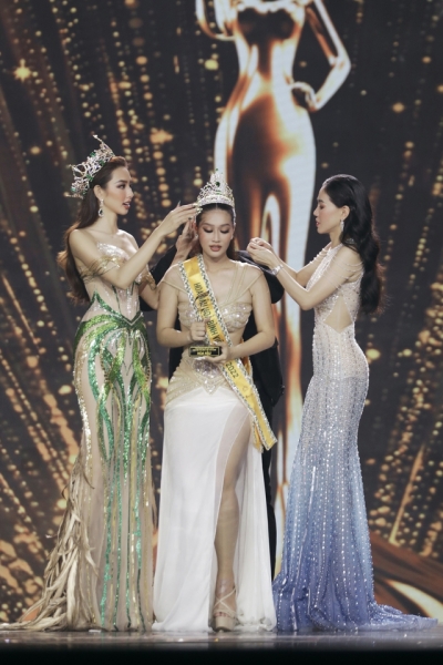 Trọn vẹn khoảnh khắc xúc động của Đoàn Thiên Ân khi đăng quang Hoa hậu Hòa bình Việt Nam - Ảnh 1.