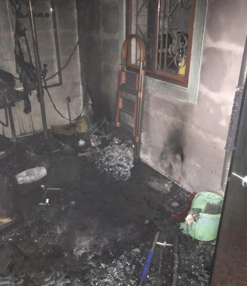 Nghệ An: Giải cứu 4 người mắc kẹt trong đám cháy lúc nửa đêm - Ảnh 1. Nghệ An: Giải cứu 4 người mắc kẹt trong đám cháy lúc nửa đêm - Ảnh 1.