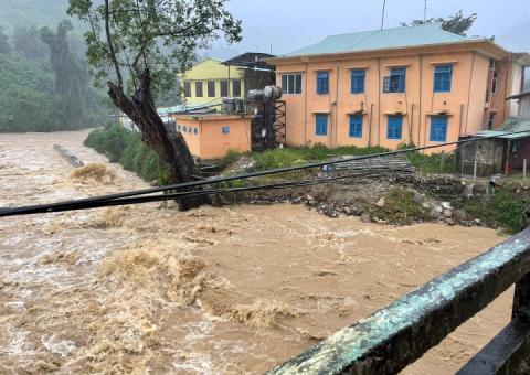 Mưa to trắng trời có nơi trên 500mm, nguy cơ sạt lở, lũ quét đe doạ các tỉnh miền Trung - Ảnh 2. Mưa to trắng trời có nơi trên 500mm, nguy cơ sạt lở, lũ quét đe doạ các tỉnh miền Trung - Ảnh 2.
