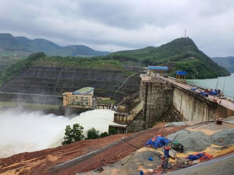 Thừa Thiên Huế sẵn sàng phương án ứng phó mưa lũ, học sinh được nghỉ học từ chiều 14/10 - Ảnh 1.