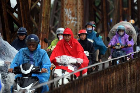 Mưa rét bao trùm miền Bắc, nền nhiệt thấp nhất 13-18 độ - Ảnh 1.