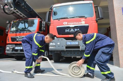 Gặp người lính cứu hoả trong bức ảnh ôm chầm lấy cô gái mắc kẹt trong vụ cháy ở Hà Nội - Ảnh 3.