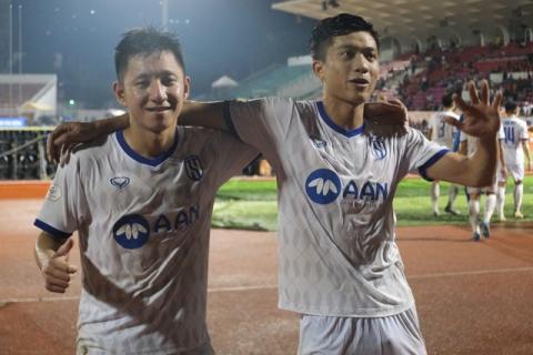 Phan Văn Đức lập cú đúp giúp SLNA có điểm dù 2 lần bị dẫn trước - Ảnh 1.