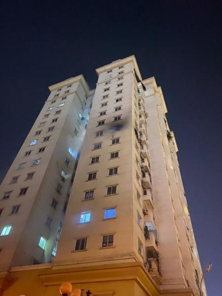 Cháy lớn tại căn hộ chung cư quận Tây Hồ, nhiều người an toàn thoát nạn - Ảnh 1. Cháy lớn tại căn hộ chung cư quận Tây Hồ, nhiều người an toàn thoát nạn - Ảnh 1.