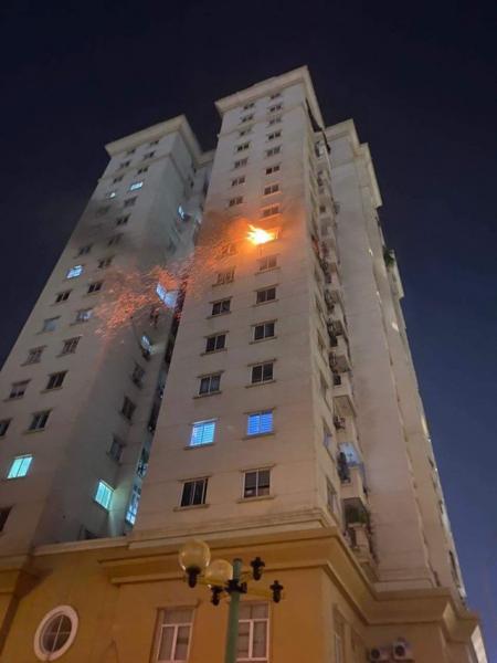 Cháy lớn tại căn hộ chung cư quận Tây Hồ, nhiều người an toàn thoát nạn - Ảnh 2. Cháy lớn tại căn hộ chung cư quận Tây Hồ, nhiều người an toàn thoát nạn - Ảnh 2.