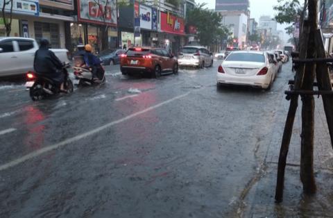 Miền Bắc liên tiếp đón không khí lạnh tăng cường, miền Trung mưa lớn tái diễn, cảnh báo lũ quét, ngập úng - Ảnh 1.