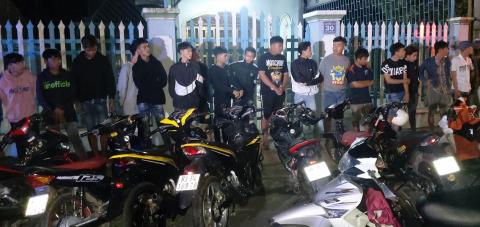 Cảnh sát “mật phục” bắt giữ nhiều nhóm đối tượng nẹt pô, lạng lách, đánh võng trên phố - Ảnh 3. Cảnh sát “mật phục” bắt giữ nhiều nhóm đối tượng nẹt pô, lạng lách, đánh võng trên phố - Ảnh 3.