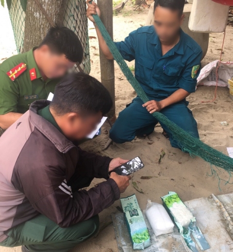 Phát hiện 20 kg nghi ma túy trôi dạt trên biển Quảng Nam - Ảnh 2.