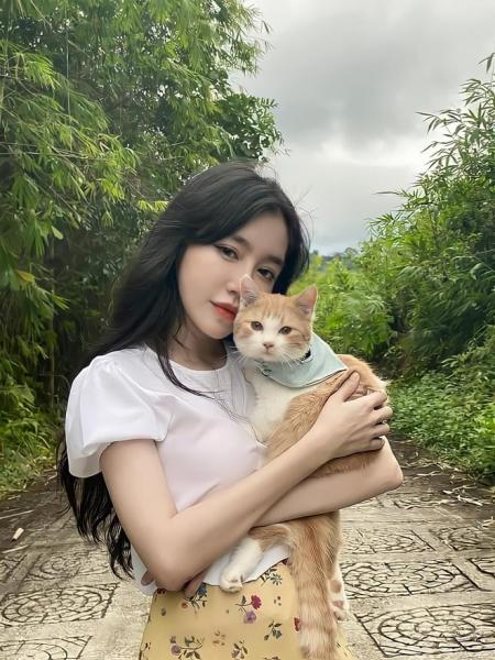 elly-tran-bi-2-dong-nghiep-cua-chong-gio-tro-bo-ruot-cadie-va-alfie-biet-nhung-chi-cuoi-cho-qua-160-6756323