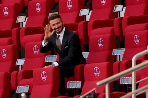 David Beckham xuất hiện như nam thần trên khán đài cổ vũ tuyển Anh ở World Cup 2022 - Ảnh 1.