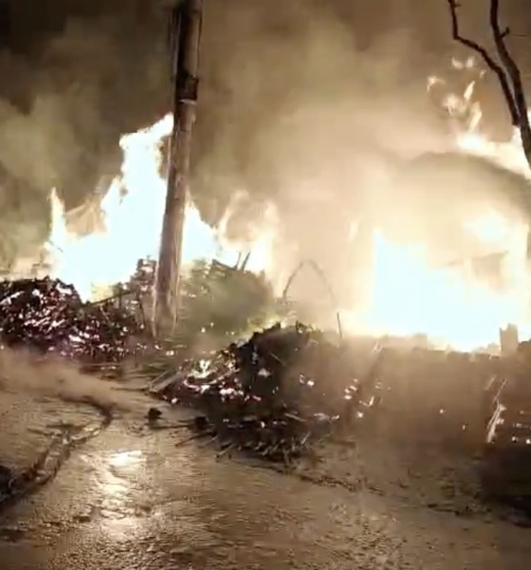 TP.HCM: Cháy xưởng Pallet gỗ thiêu rụi 2 ô tô, 6 người được giải cứu - Ảnh 1.