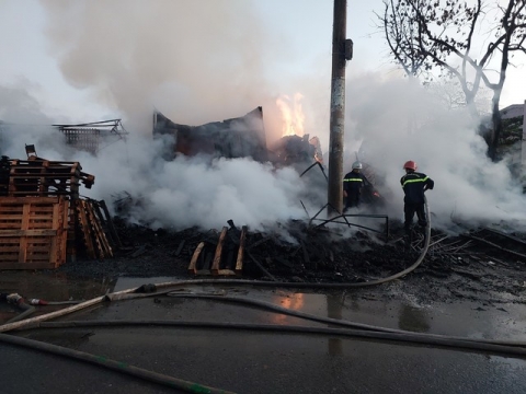 TP.HCM: Cháy xưởng Pallet gỗ thiêu rụi 2 ô tô, 6 người được giải cứu - Ảnh 2.