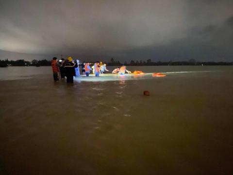 Con được cứu sống khi bị lũ cuốn sát ngày giỗ cha, mẹ đến từng nhà ân nhân cảm ơn - Ảnh 2. Con được cứu sống khi bị lũ cuốn sát ngày giỗ cha, mẹ đến từng nhà ân nhân cảm ơn - Ảnh 2.