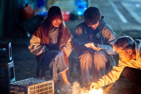 Giá rét bao trùm Hà Nội, các bạn trẻ đốt lửa sưởi ấm trong đêm  - Ảnh 1.