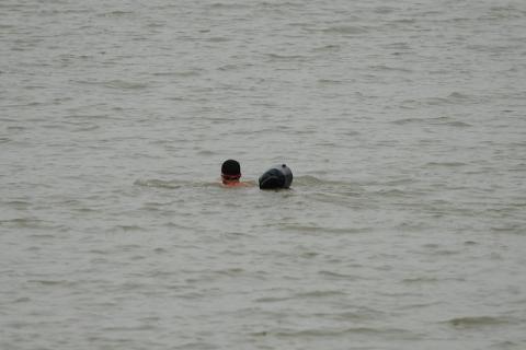 Người Hà Nội tắm sông, bơi sông trong tiết trời giá rét - Ảnh 1.