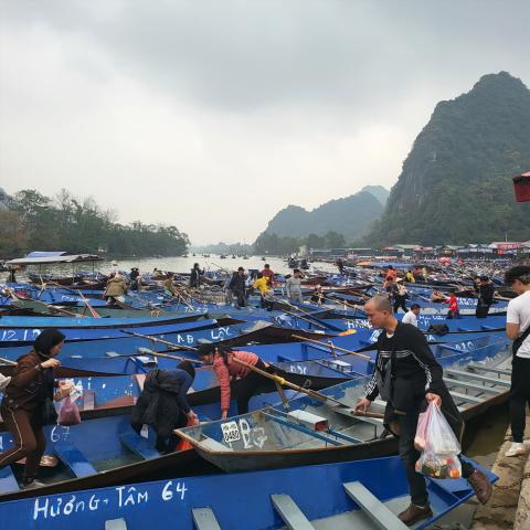 Chưa khai hội, hàng vạn du khách đã đến Chùa Hương đi lễ đầu năm - Ảnh 2.