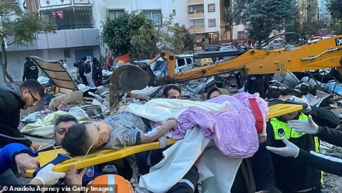 Lời kể nạn nhân trong vụ động đất thảm khốc ở Thổ Nhĩ Kỳ: Chúng tôi chỉ biết nằm yên và đợi cho hết rung chuyển - Ảnh 2.