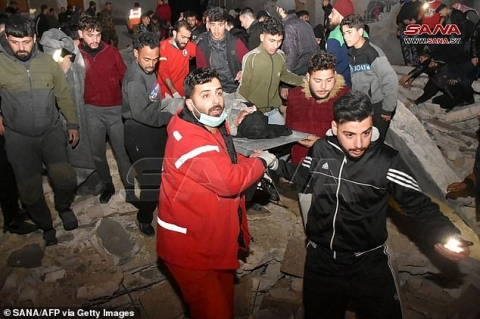 Lời kể nạn nhân trong vụ động đất thảm khốc ở Thổ Nhĩ Kỳ: Chúng tôi chỉ biết nằm yên và đợi cho hết rung chuyển - Ảnh 7.