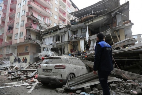 Chùm ảnh: Khung cảnh hoang tàn sau động đất mạnh tại Thổ Nhĩ Kỳ khiến ít nhất 4.300 người thiệt mạng - Ảnh 1.