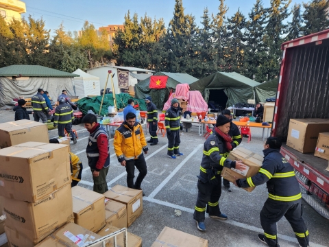 Đoàn cứu hộ của Công an Việt Nam trao tặng 2 tấn đồ viện trợ y tế cho Thổ Nhĩ Kỳ - Ảnh 2.