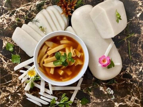 Bánh đá: Đặc sản truyền thống độc đáo của bà con vùng cao Hà Giang - Ảnh 1.
