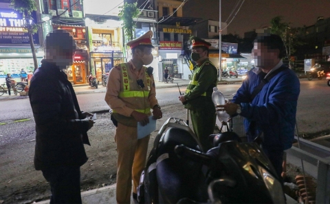 CSGT Hà Nội xử phạt hơn 18.000 tài xế vi phạm nồng độ cồn - Ảnh 1.