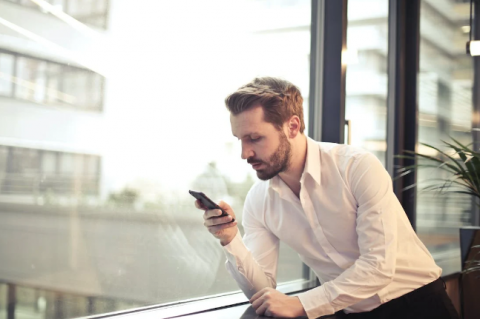 Nhiều phụ nữ Mỹ mất sạch tiền vì 'người tình soái ca' trên mạng - Ảnh 2.