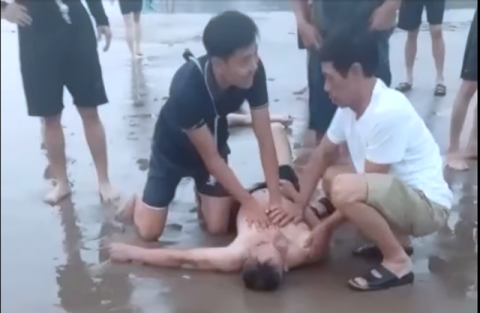 Gặp 2 anh em cứu 4 du khách đuối nước trên biển Cửa Lò lúc sáng sớm - Ảnh 5. Gặp 2 anh em cứu 4 du khách đuối nước trên biển Cửa Lò lúc sáng sớm - Ảnh 5.