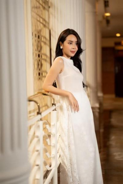 luu-huong-giang-xinh-nhu-nang-tho-lan-dau-nhac-den-ho-hoai-anh-va-chuyen-22chua-lanh-4-ngoisaovn-w600-h900