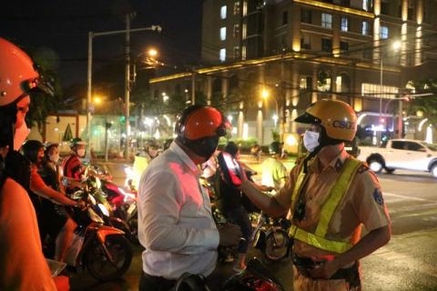 TP.HCM: Say xỉn và sử dụng bằng lái giả, tài xế ô tô bị phạt 51 triệu đồng - Ảnh 3. TP.HCM: Say xỉn và sử dụng bằng lái giả, tài xế ô tô bị phạt 51 triệu đồng - Ảnh 3.