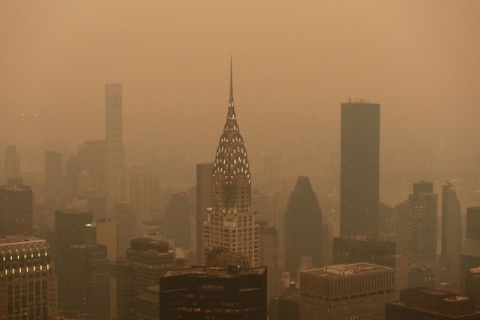 Chùm ảnh minh chứng sức ảnh hưởng nghiêm trọng của cháy rừng ở Canada: New York mù sương, trở thành thành phố có chất lượng không khí tệ nhất thế giới - Ảnh 1.