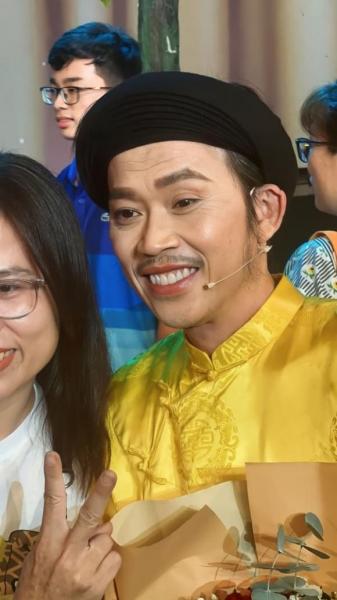 nsut-hoai-linh-rang-ro-hon-truoc-boi-phan-thai-do-cua-khan-gia-danh-cho-ong-moi-ngo-ngang-3-ngoisaovn-w600-h1067