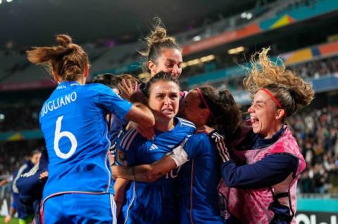 Thua nghẹt thở trước Italia, Argentina đối diện nguy cơ bị loại sớm khỏi World Cup - Ảnh 2. Thua nghẹt thở trước Italia, Argentina đối diện nguy cơ bị loại sớm khỏi World Cup - Ảnh 2.