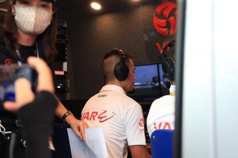 V.League chứng kiến dấu mốc lịch sử, công nghệ triệu đô dành cho trọng tài chính thức hoạt động - Ảnh 2.