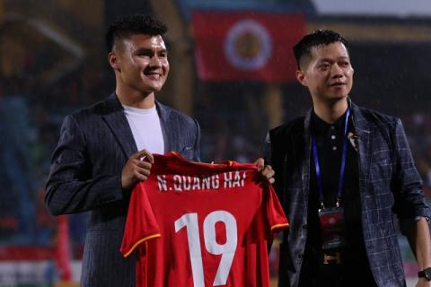 Trong ngày CLB CAHN giành lấy ngôi nhất bảng, có một Trong ngày CLB CAHN giành lấy ngôi nhất bảng, có một