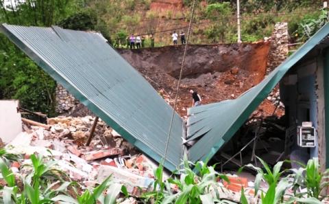 Khởi tố chủ tịch phường liên quan tới vụ 3 mẹ con tử vong thương tâm lúc rạng sáng - Ảnh 2. Khởi tố chủ tịch phường liên quan tới vụ 3 mẹ con tử vong thương tâm lúc rạng sáng - Ảnh 2.