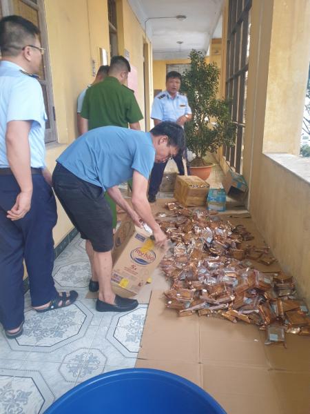 Phát hiện, xử phạt, buộc tiêu hủy 644 chiếc bánh trung thu vi phạm - Ảnh 2.