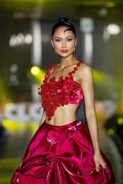 my-nhan-co-co-bung-hut-mat-nhat-vbiz-hhen-nie-khong-the-vang-mat-e0b6ca