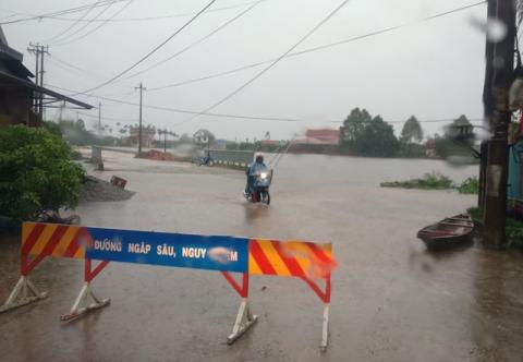 Thừa Thiên Huế: Mưa lớn, nhiều trường cho học sinh nghỉ học - Ảnh 1.