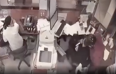 Xông vào ngân hàng khống chế nữ nhân viên để cướp tiền - Ảnh 1.