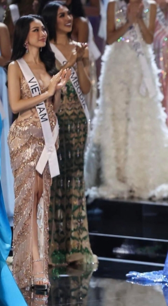 Rộ ảnh Bùi Quỳnh Hoa trên sân khấu Miss Universe sau khi trượt Top 20, biểu cảm gây chú ý - Ảnh 2.
