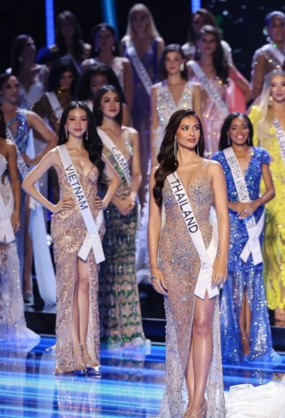 Rộ ảnh Bùi Quỳnh Hoa trên sân khấu Miss Universe sau khi trượt Top 20, biểu cảm gây chú ý - Ảnh 1.