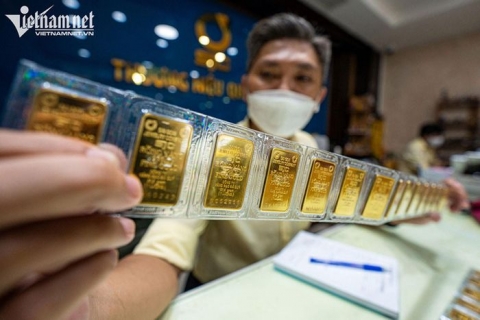 Giá vàng SJC trong nước cao hơn giá vàng thế giới hàng chục triệu đồng/lượng.