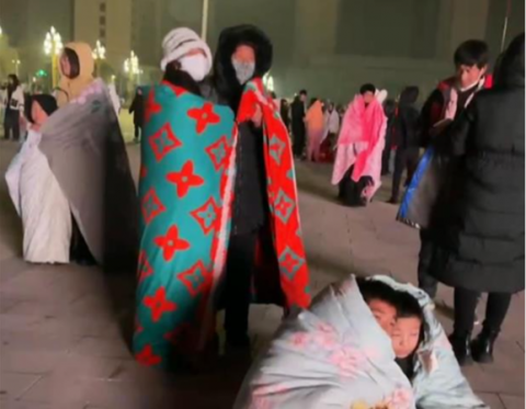 Nạn nhân trận động đất ở Trung Quốc run rẩy tháo chạy trong đêm giữa thời tiết âm 14 độ, hàng ngàn người mất sạch nhà cửa sau vài phút - Ảnh 6.